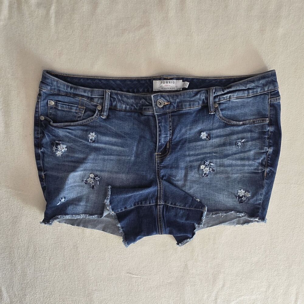 Torrid We swear by the Fit  Floral Denim Shorts Blue Sz 20